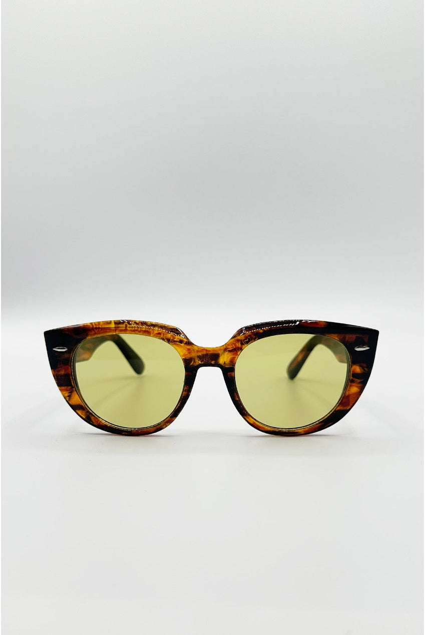 Round Stripe Cat Eye Sunglasses In Brown Yellow by SVNX - SG2600805