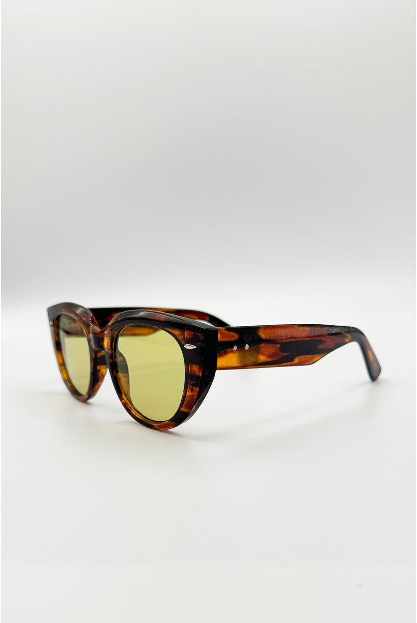 Round Stripe Cat Eye Sunglasses In Brown Yellow by SVNX - SG2600805