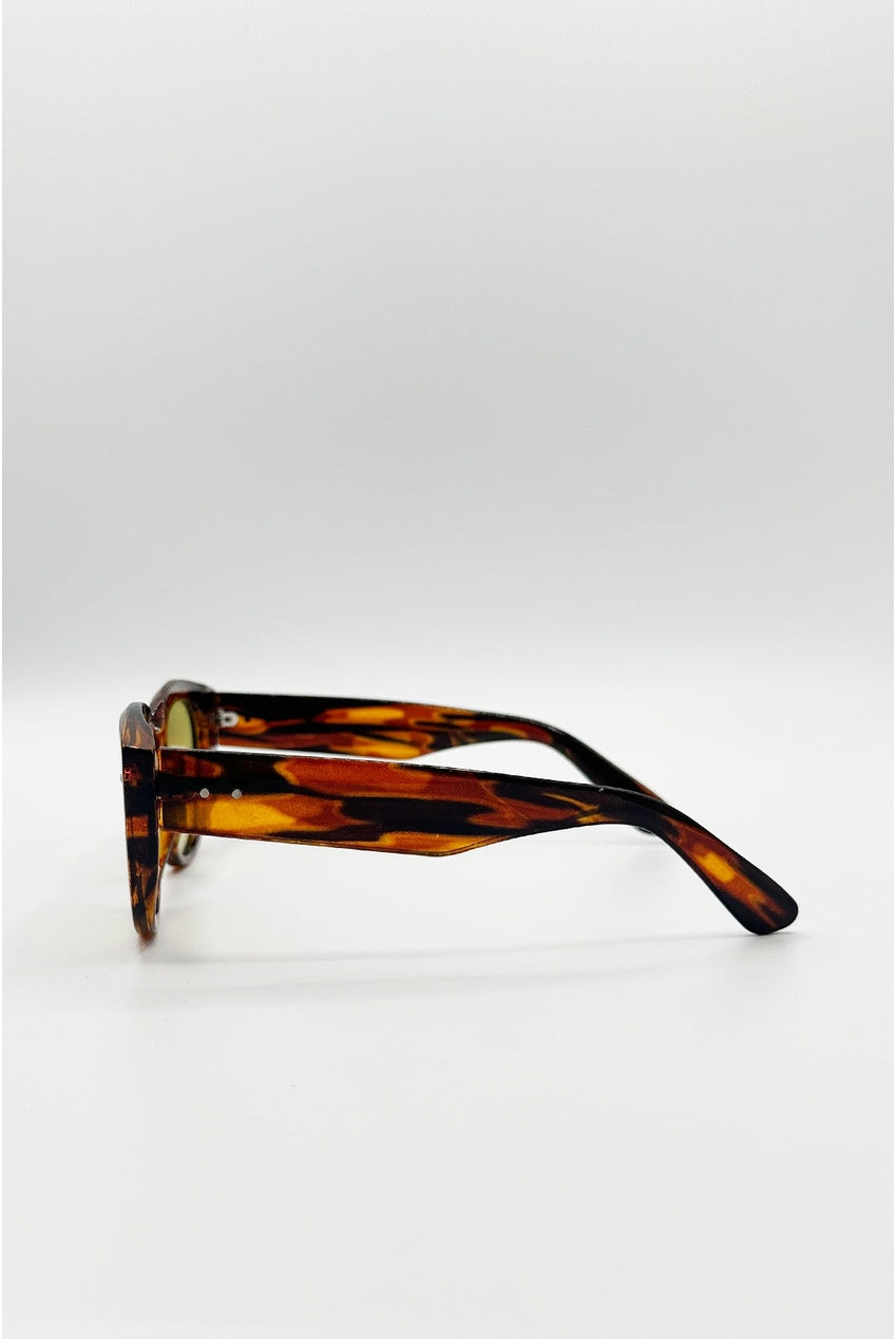 Round Stripe Cat Eye Sunglasses In Brown Yellow by SVNX - SG2600805